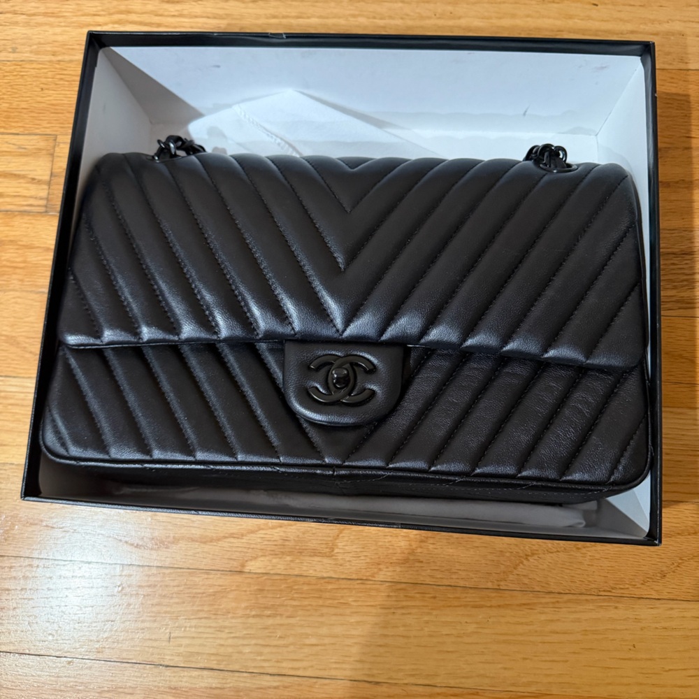 CHANEL Chevron Quilted Leather Shoulder Bag - Black